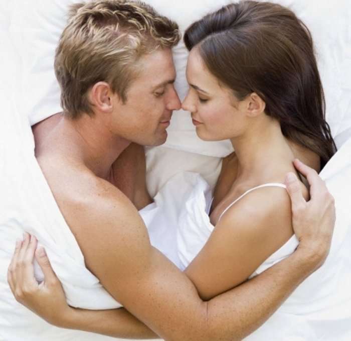 Çfarë thonë pozitat e gjumit me partnerin, kush dominon në lidhje?!