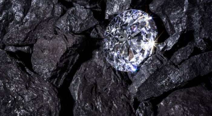 Nën sipërfaqen e Tokës gjenden miliarda tonë diamante