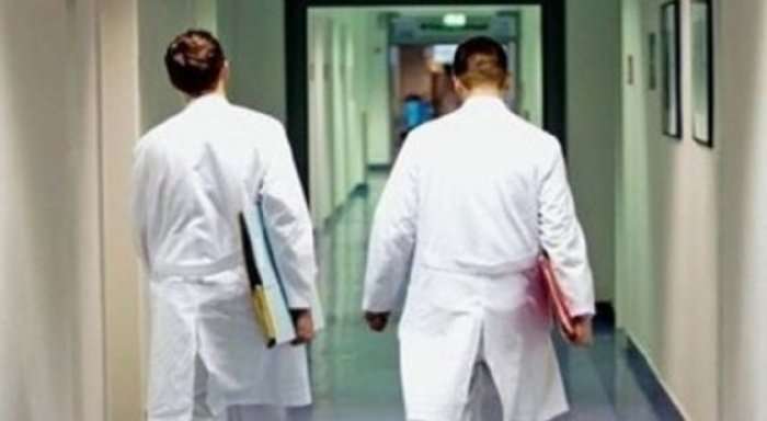 Mjekët e QKUK'së kërcënojnë me grevë nëse nuk ka rritje të pagave