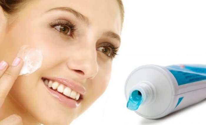 Nëse keni provuar pastën e dhëmbëve për të qetësuar aknet duhet të ndaloni menjëherë