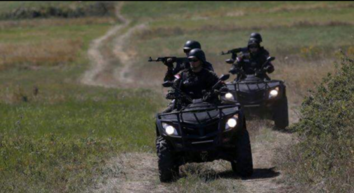 Policë serbë patrullojnë në territorin e Kosovës, banorët ndihen të rrezikuar