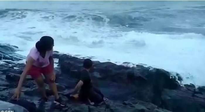 Një turist përpihet nga valët e mëdha dhe vdes