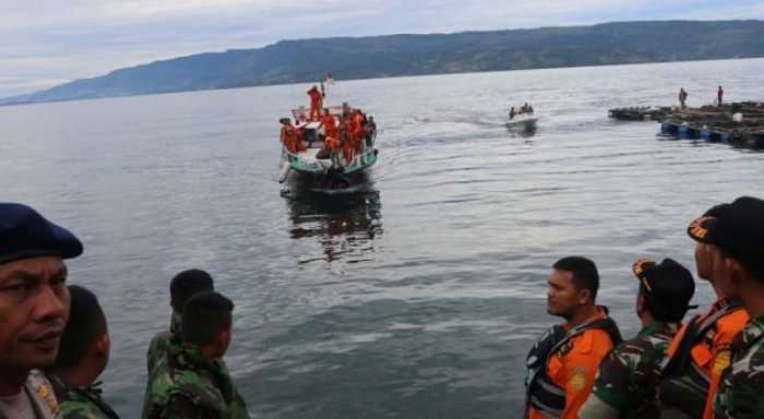 Fundosja e tragetit në Indonezi, 190 të zhdukur