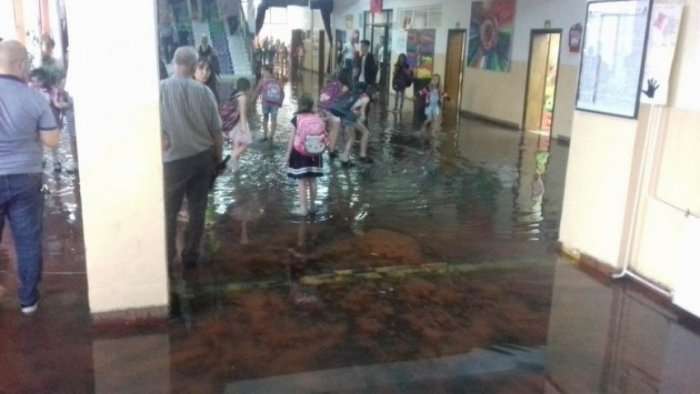 Shkolla “Ismail Qemali”, vërshohet nga uji pas reshjeve të shiut në Prishtinë