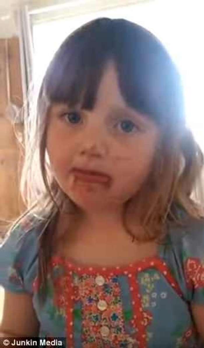 Vogëlushja e “mbuluar” me çokollatë, iniston se nuk ka ngrënë, don më shumë (Foto/Video)
