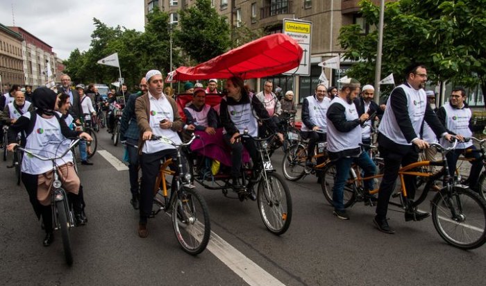 Muslimanët dhe hebrenjtë shëtisin me biçikleta në Gjermani, në shenjë solidariteti (Foto)