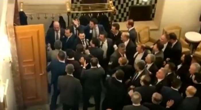 'Hallakaten' deputetët, përleshen në Parlament (Video)