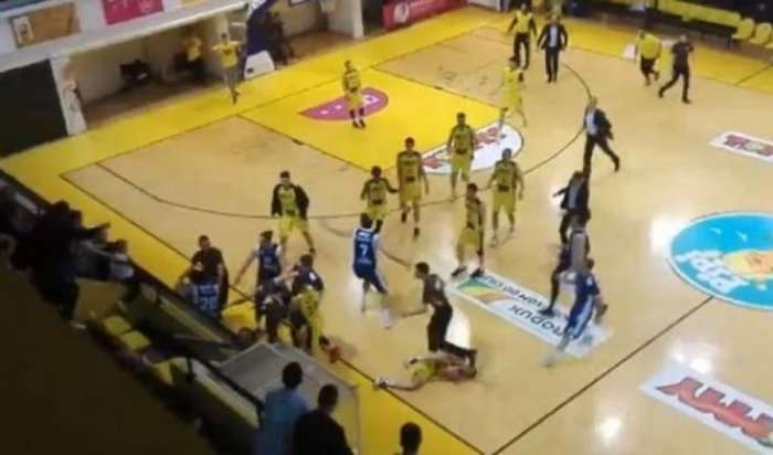 Rrahje masive në basketbollin kroat, sportistët bëhen për 'spital' (Video)