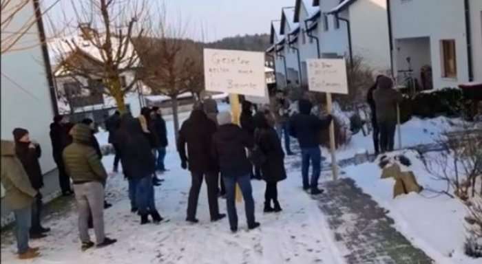 Shqiptarët në protesta pas mbylljes së bastores ilegale në Austri