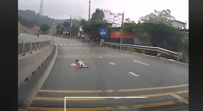Çfarë po bën kjo bebe në mes të autostradës?(Video)