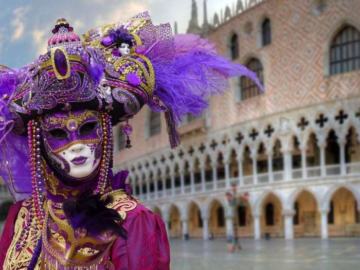 Magjia e maskave veneciane në Tiranë
