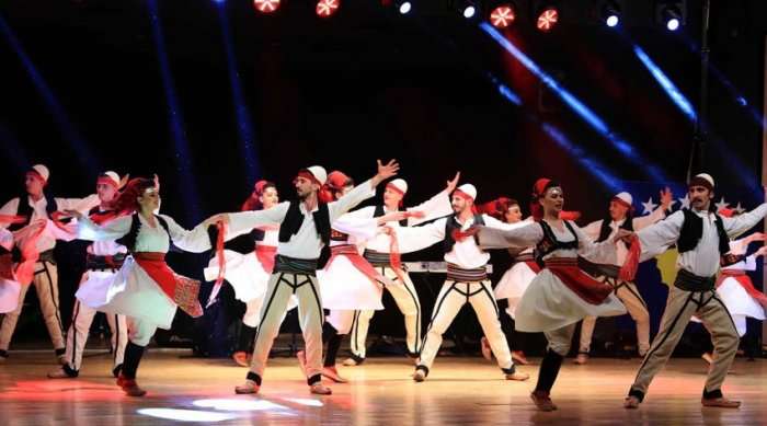Folku dhe turizmi bashkojnë në Vlorë 300 artistë ndërkombëtarë