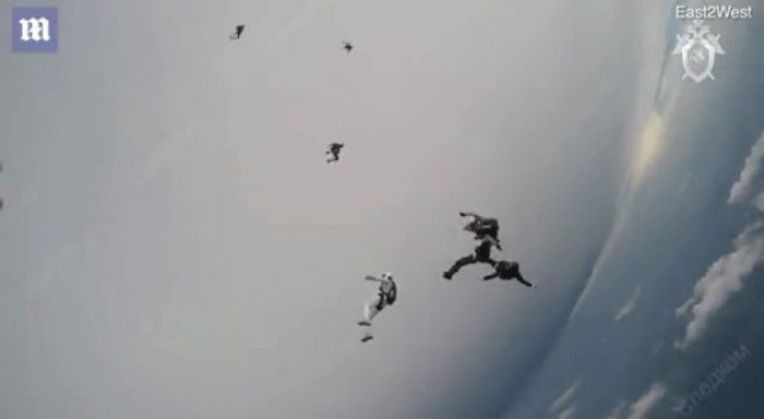 Hidhen nga avioni, nuk u hapen parashutat, vdesin (Video)