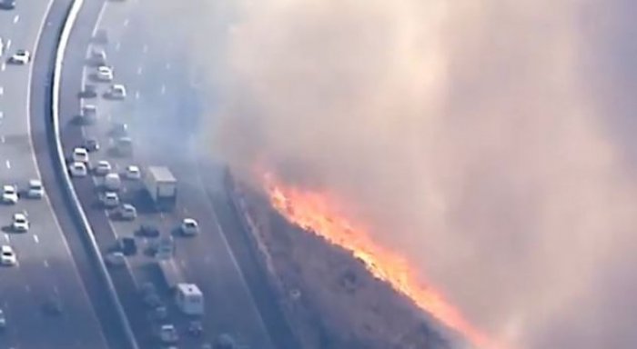 Zjarr masiv pranë autostradës së mbushur me makina (Video)