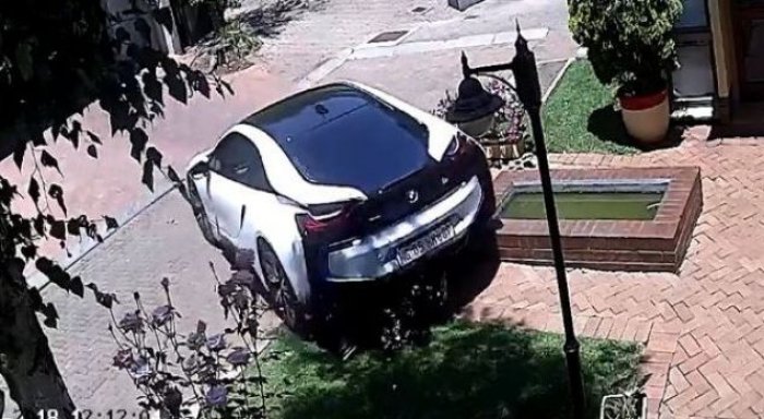 E mori pa lejen e pronarit veturën që vlenë më shumë se 100 mijë dollarë, ia kthen të shkatërruar(Video)