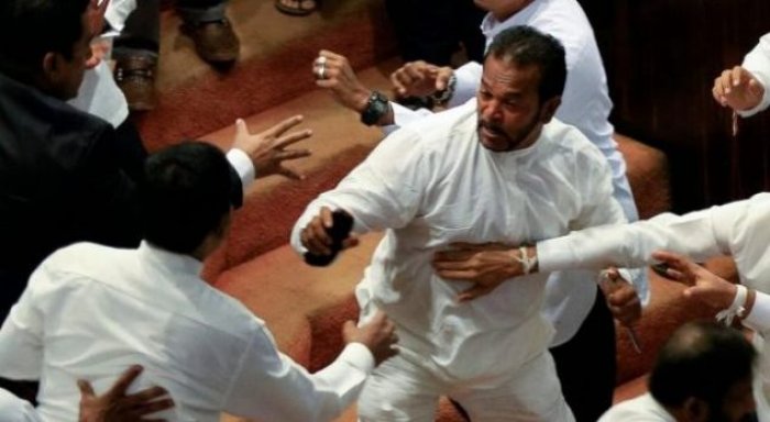 Rrahje masive në parlamentin e Sri Lankës (Video)
