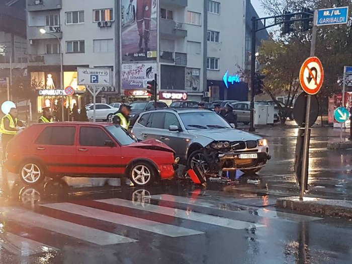 Aksident në qendër të Prishtinës, dy vetura ndeshen mes vete (Foto)
