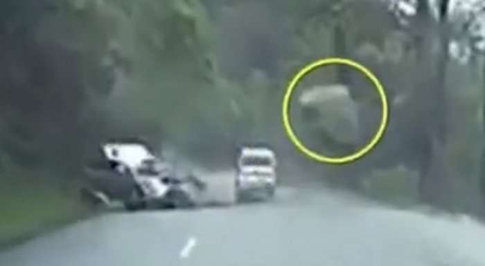 Bie guri i madh nga mali, njerëzit në veturë shpëtojnë për pak (Video)