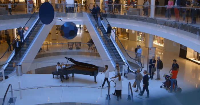 I vogli u ndal pranë pianos, ajo që bëri pastaj i befasoi të gjithë në një qendër tregtare (Video)