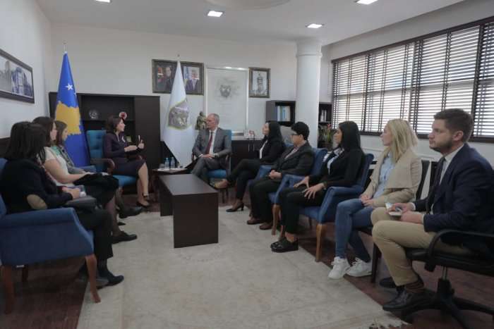 Jahjaga në Ferizaj, kërkon fuqizim të rolit të gruas në jetën institucionale