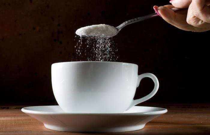 Sa sheqer duhet t’i hidhni kafes, ja sasia që ju ruan nga rreziqet