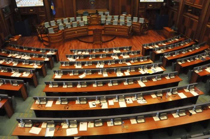 Deputetët diskutojnë ligjet, por s’ka kuoruom për votimin e tyre
