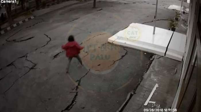 Trishtohet gruaja, tërmeti çan tokën nën këmbët e saj (Video)