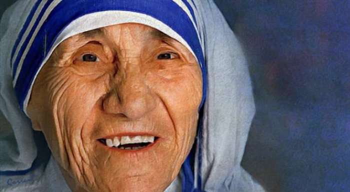 Samarxhi: Nënë Tereza, gruaja që sfidoi egërsinë njerëzore dhe barbarinë e shekullit