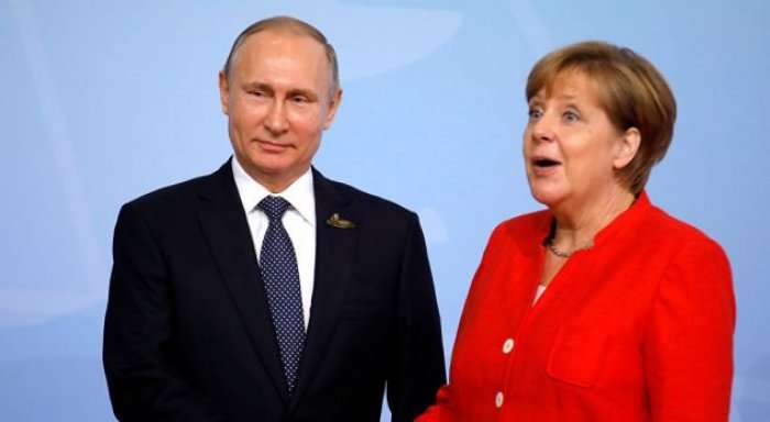 A bisedoi Angela Merkel me Vladimir Putinin për kufijtë e Kosovës?