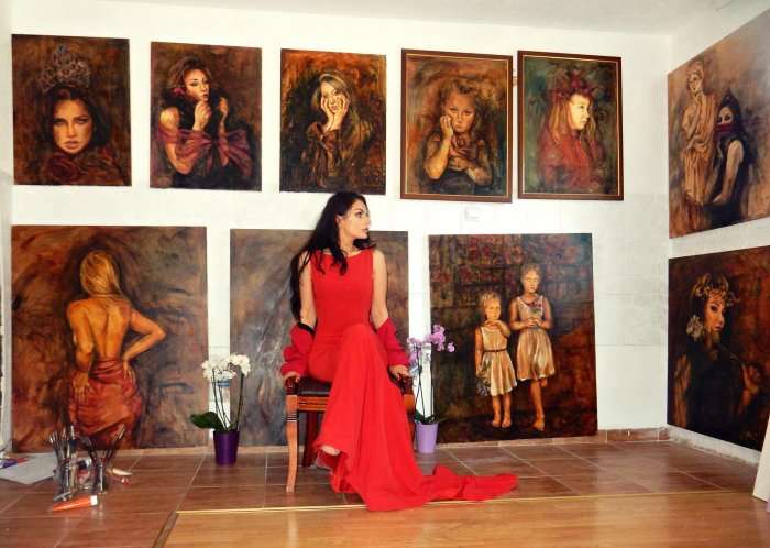 Artistja e re Saranda Xhemajli hap ekspozitën 