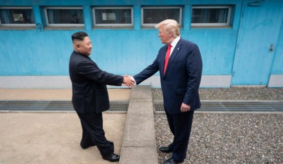 Kur sëmundjen s’ia do as armikut: Kim Jong Un i uron shërim të shpejtë Trumpit 