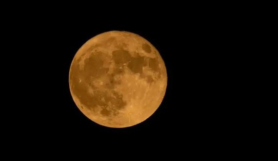 Ja si po ndikon hëna në zgjatjen e ditëve në Tokë