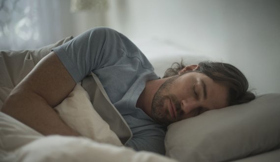 6 mënyra se si gjumi mund t’ju ndihmojë të humbni peshë