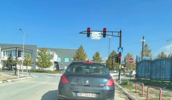 Vetura me targa të Serbisë pa stiker në rrugët e Prishtinës