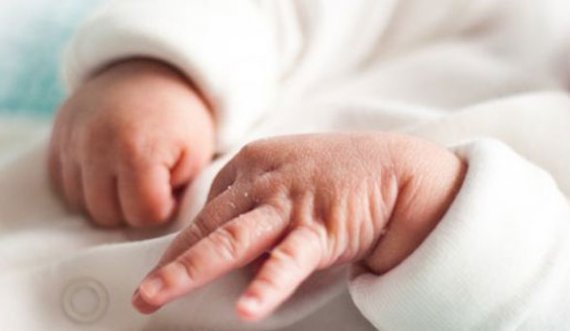 Vdes foshnja në Spitalin e Pejës, babai dyshon tek mjekët për neglizhencë