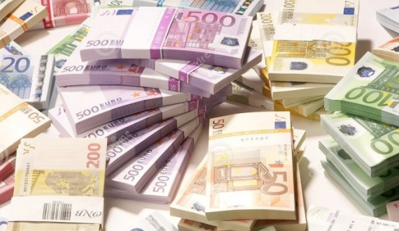 Kishte fshehur në kasafortë drogë dhe 60 mijë euro, arrestohet 49 vjeçari