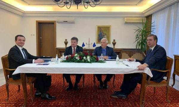 PE-ja paralajmëron lakun në fyt kundër Serbisë për shkeljen e marrëveshjes së Ohrit dhe refuzimin e sanksioneve kundër Rusisë