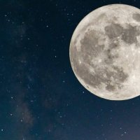 Shkencëtarët: Toka mund të ketë ndihmuar në lindjen e ujit në Hënë