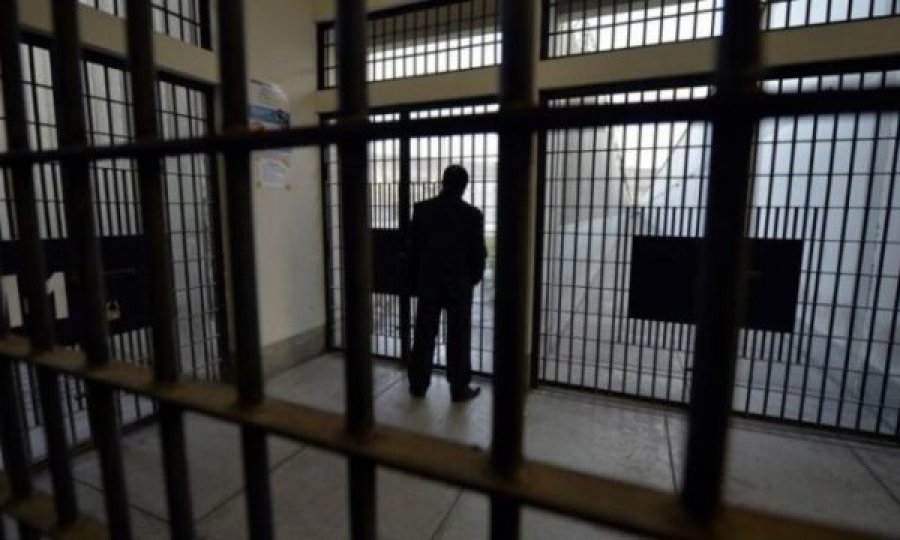 Arrestohet gruaja e cila tentoi të fuste drogë në burg