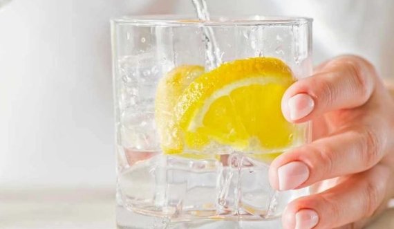A ka gjasa t’ju sjellë probleme uji me limon?
