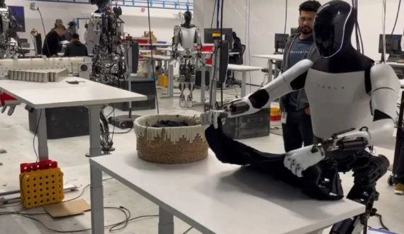 Musk prezanton robotin që palos rroba