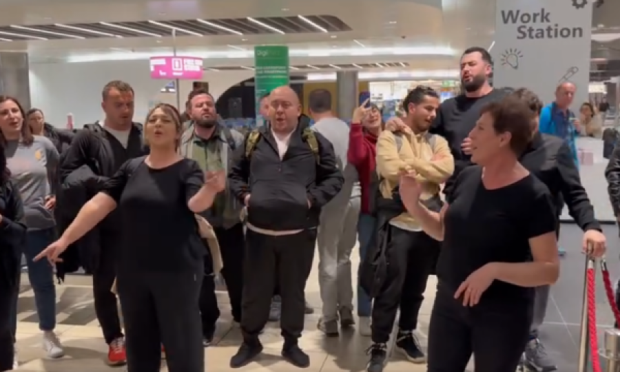 Kori i Filarmonisë së Kosovës ia thojnë këngës në Aeroportin e Romës: Unë biri yt Kosovë