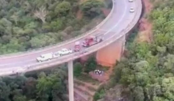 Tragjedi në Afrikë të Jugut: Autobusi bie nga ura dhe përfshihet nga flakët – 45 të vdekur, 8-vjeçarja e vetmja e mbijetuar