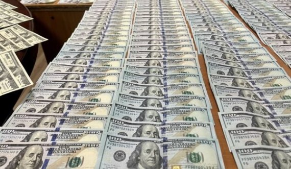 Arrestohet në flagrancë një i dyshuar për futjen e parave false në Kosovë, i konfiskohen 96 mijë dollarë amerikanë – 100$ i shiste për 40 euro