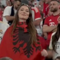 Befasia e madhe në ndeshjen Bayern Mynih-Real Madrid, bukuroshja shqiptare shfaqet provokative në 'Allianz Arena'