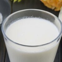 Pakësoni shtresat dhjamore në stomak me dietën me qumësht