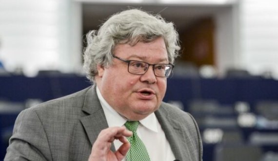 Politikani i njohur gjerman s’përmbahet dot, i reagon ashpër Borellit pas urimit për qeverinë e re serbe