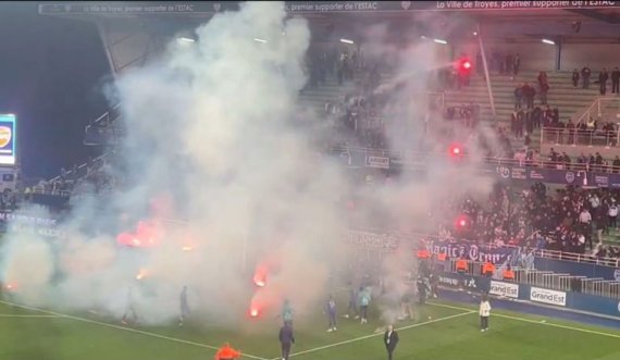 Kaos në statiumin e Francës: Tifozët dhe lojtarët e klubit hodhën fishekzjarrë kundër njëri-tjetrit, pritet ndëshkimi me largim nga liga