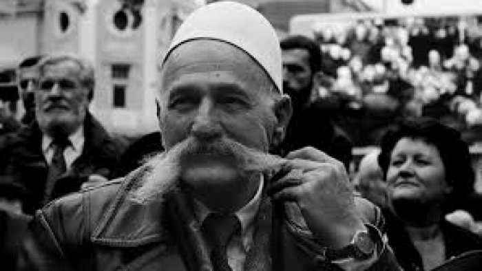 Shikojeni Rifat Jasharin, kur bashkë me LDK-në organizonte protesta kundër regjimit serb (Foto)