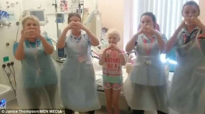 Momenti kur infermieret e mësojnë 8 vjeqaren me leukemi vallzimin Kiki (Video)